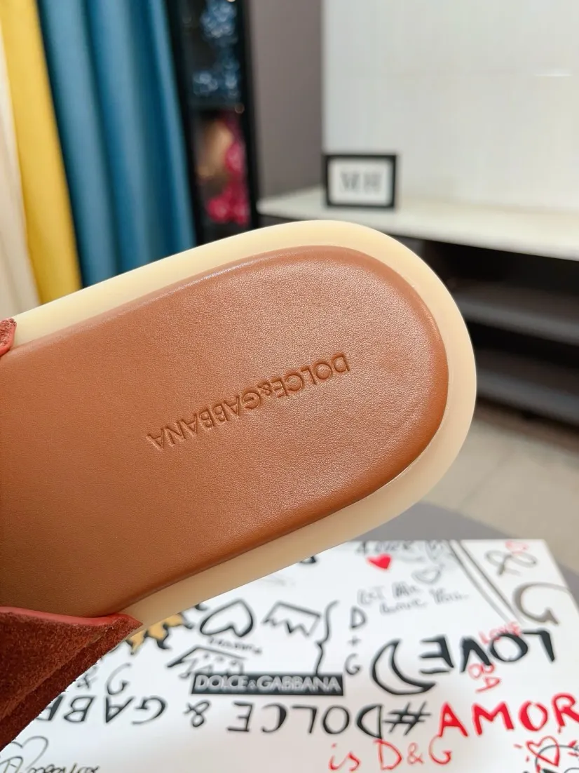 Men's shoes 💰340🌹🌹 (dg) New men's slippers, high-end boutique, leather puff upper with exquisite embossed logo decoration, fine workmanship, super soft sole, casual, loose and comfortable, a must-have in summer! \nsize：38-44